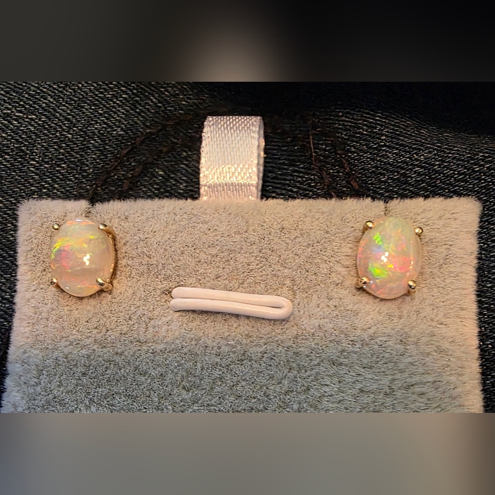 14k Gold Austrialian Opal Stud Earrings!  9 ×6 Mm Beautiful Fire!